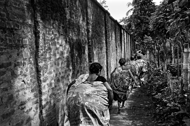Frontières : Gaël Turine Le mur et la peur. Inde/ Bangladesh 2013 Passage clandestin de femmes transportant des marchandises Tirage argentique noir et blanc sur papier baryté © Gaël Turine /Agence Vu
